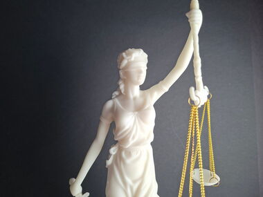 Figur der Justizia mit verbundenen Augen